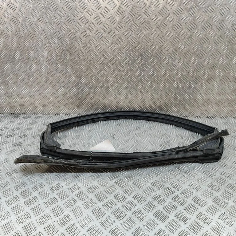 Rubber seal front door (on door) N24358760H