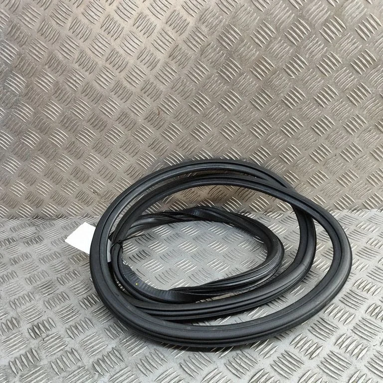 Rubber seal front door (on door) 8V5831721A