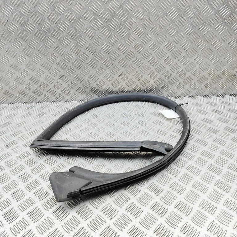 Priekšējā blīvgumija (uz durvīm) 8T0845354E
