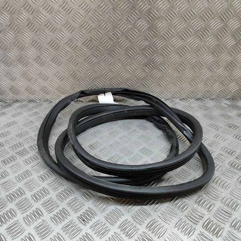 Uszczelka drzwi przednich (na drzwiach) FK7220708A