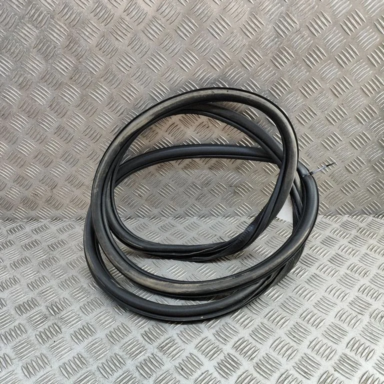 Priekšējā blīvgumija (uz durvīm) 8X3831722C