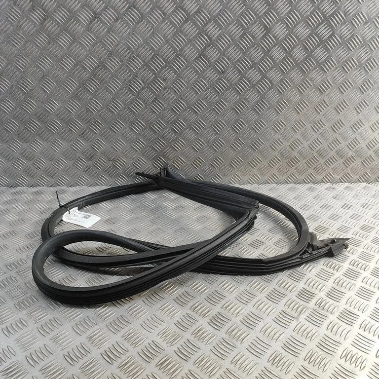 Priekšējā blīvgumija (uz durvīm) 8W6831708
