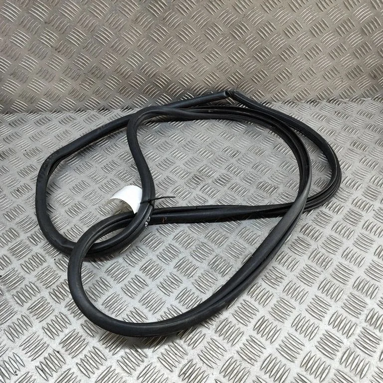 Priekšējā blīvgumija (uz durvīm) 67861K2010