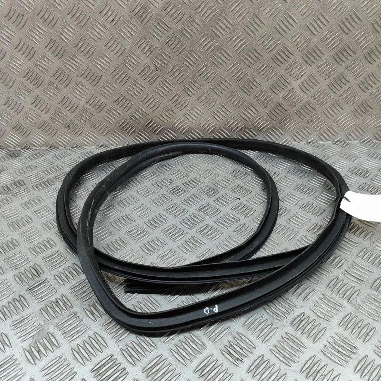 Priekšējā blīvgumija (uz durvīm) 623110K070
