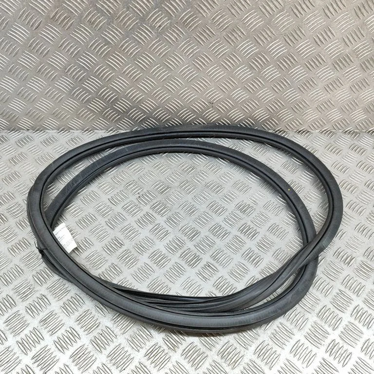 Priekšējā blīvgumija (uz durvīm) 8V4831721