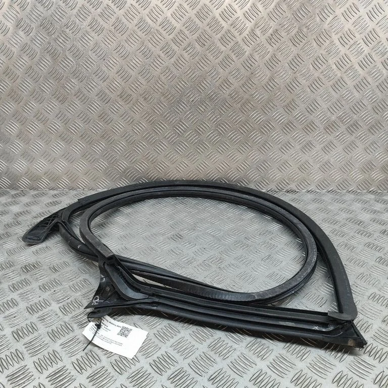 Priekšējā blīvgumija (uz durvīm) 3G8867338