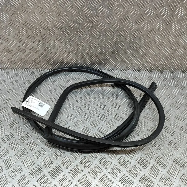 Priekšējā blīvgumija (uz durvīm) SU00301637