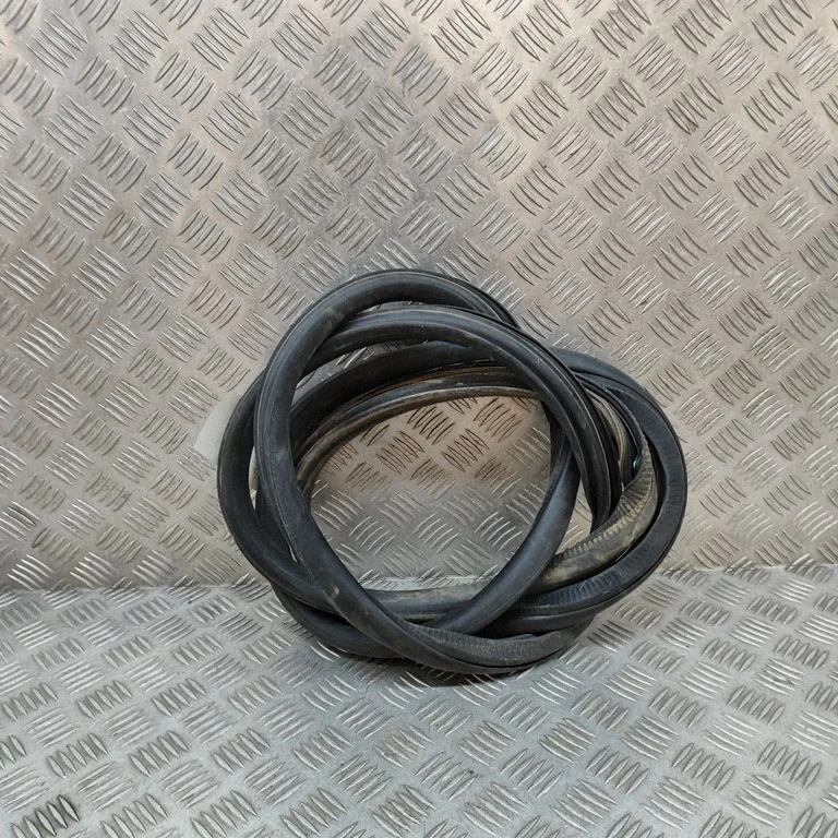 Rubber seal front door (on door) – Volkswagen Caddy (2015-2020)