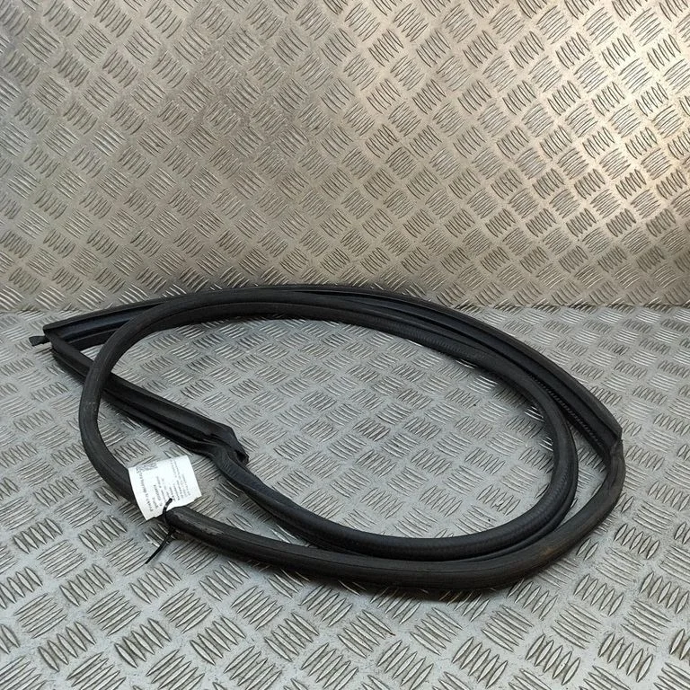 Esiukse tihend (ukse pool) 7784316 – Aston Martin DB7 (1993-2003)