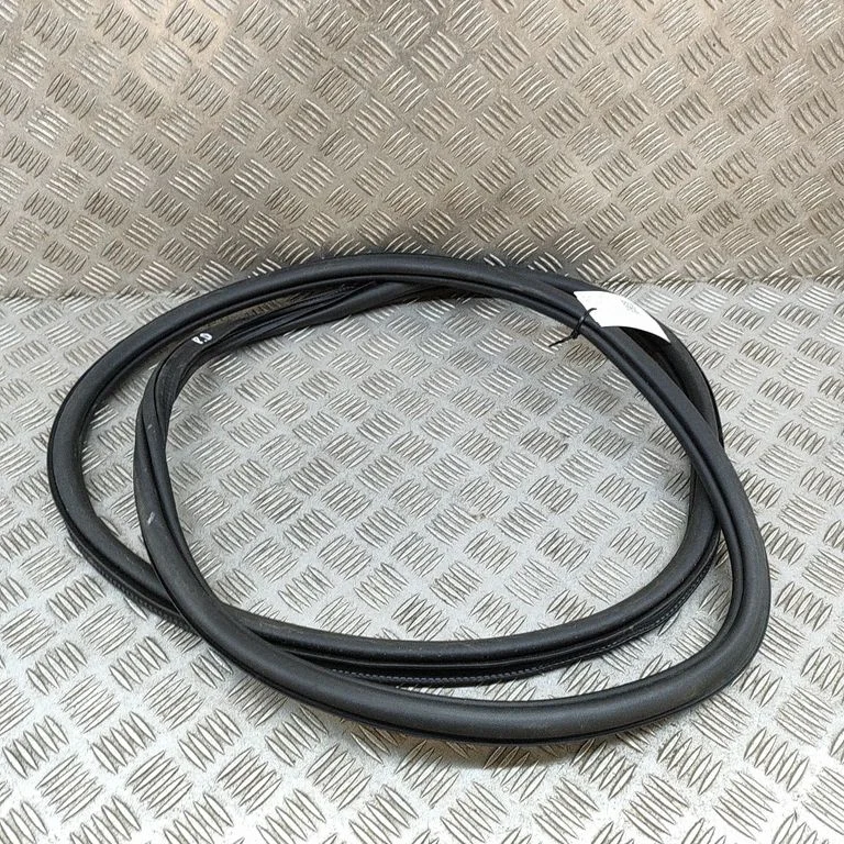 Priekšējā blīvgumija (uz durvīm) 82G831722B