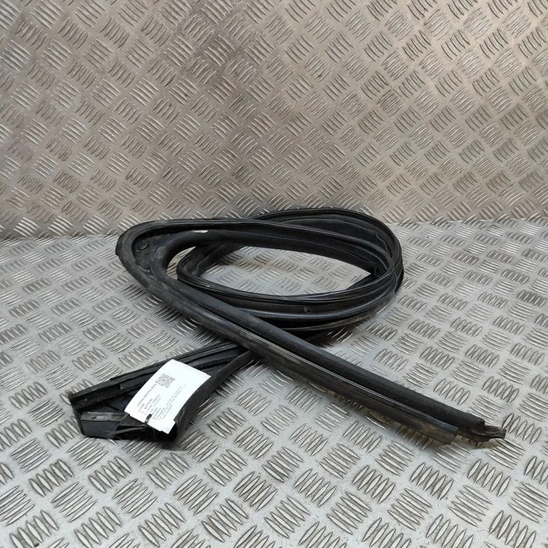 Uszczelka drzwi przednich (na drzwiach) 6W8320710AH