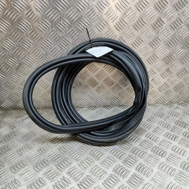 Rubber seal front door (on door) – Volvo XC60 (2017-)