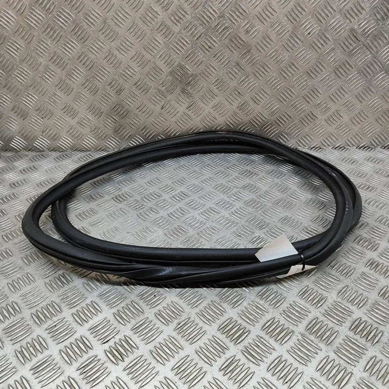Priekšējā blīvgumija (uz durvīm) 8Y0831721