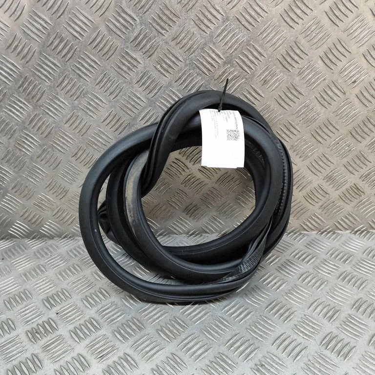 Esiukse tihend (ukse pool) 8Y0831721B