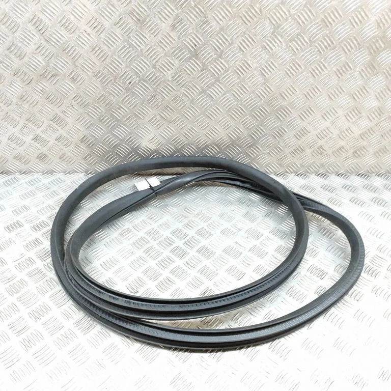 Priekšējā blīvgumija (uz durvīm) J9D320708A