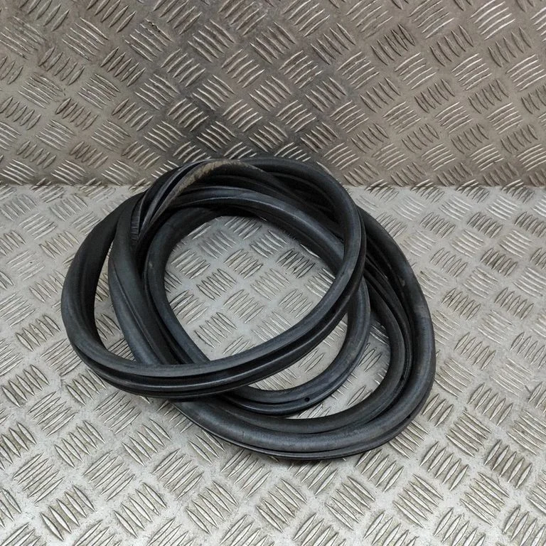Priekšējā blīvgumija (uz durvīm) 7393423