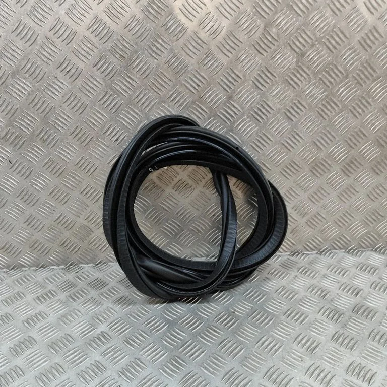 Priekšējā blīvgumija (uz durvīm) 32342440
