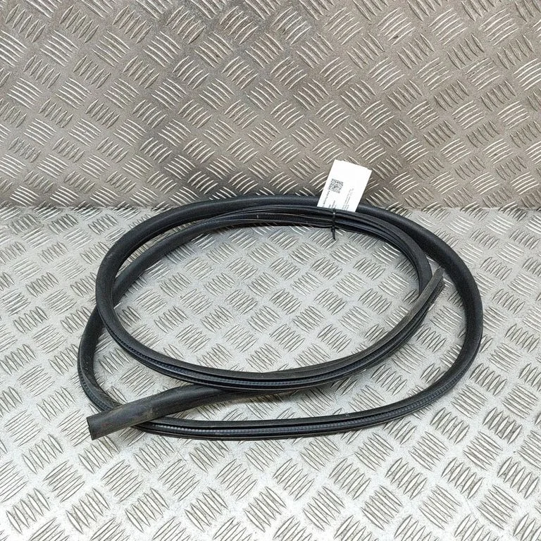 Priekšējā blīvgumija (uz durvīm) 8982018920