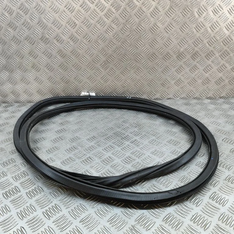 Rubber seal front door (on door) 4M0833721C