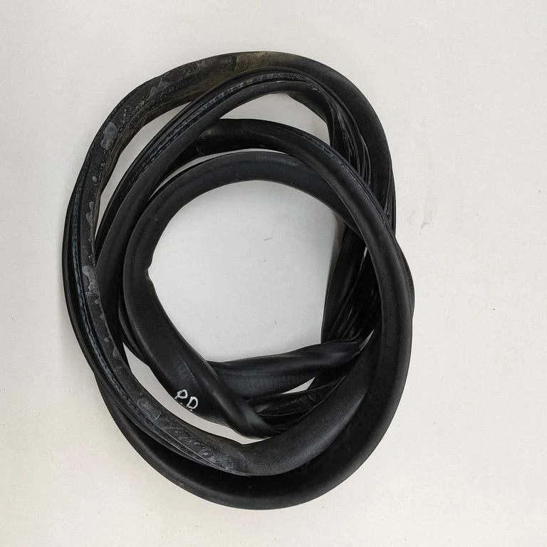 Priekšējā blīvgumija (uz durvīm) 31424324