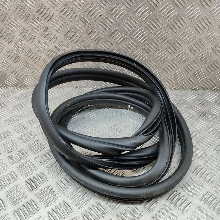 Esiukse tihend (ukse pool) 82140CV000
