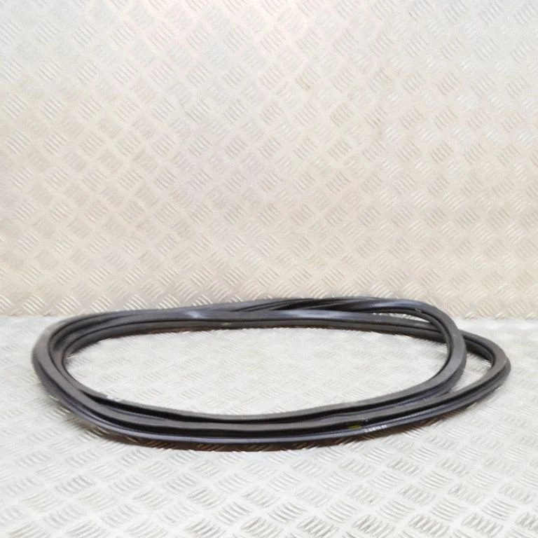 Priekšējā blīvgumija (uz durvīm) 80A831721B