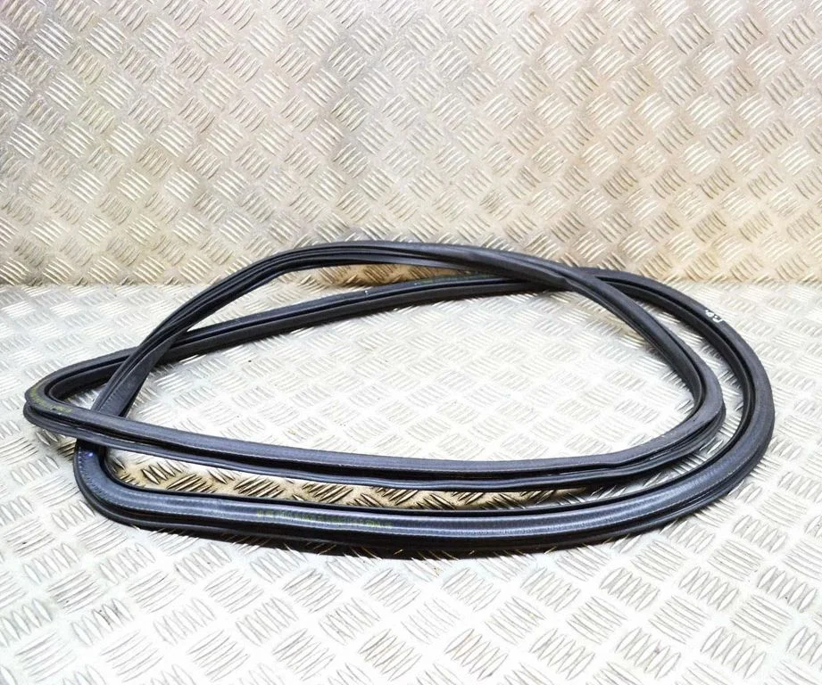 Priekšējā blīvgumija (uz durvīm) 80A831721