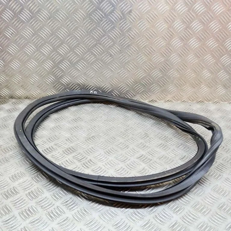 Priekšējā blīvgumija (uz durvīm) 8V4831721