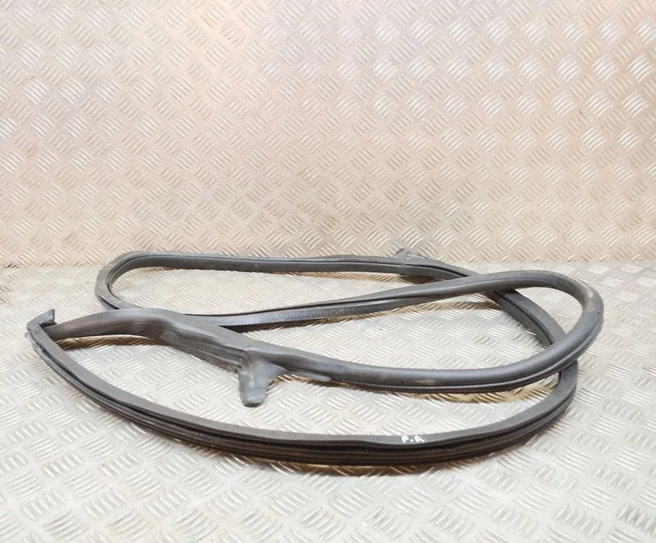 Priekšējā blīvgumija (uz durvīm) 8W6831708
