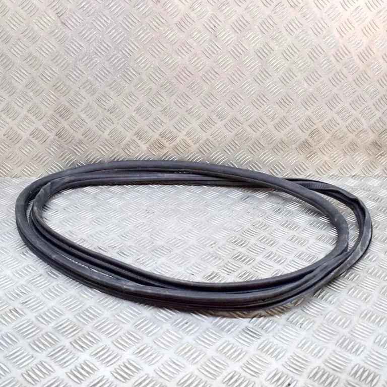 Priekšējā blīvgumija (uz durvīm) 7P0867365B
