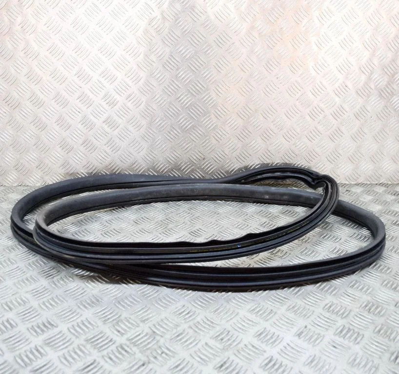 Priekšējā blīvgumija (uz durvīm) FK7220708A
