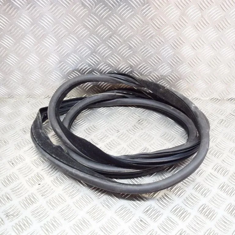 Priekšējā blīvgumija (uz durvīm) J9C320708A