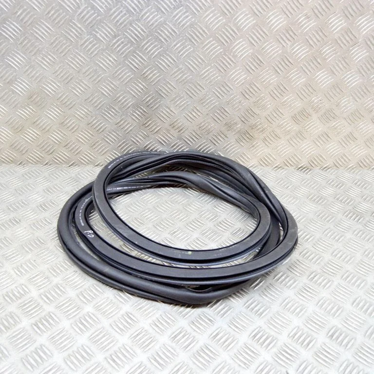 Priekšējā blīvgumija (uz durvīm) 81A831721B