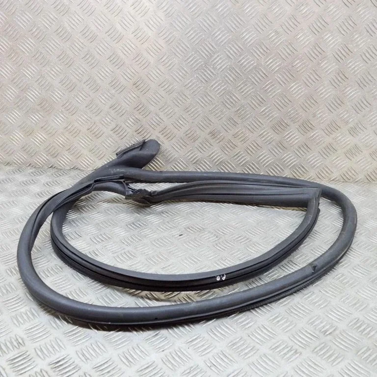 Priekšējā blīvgumija (uz durvīm) 8W8831708A
