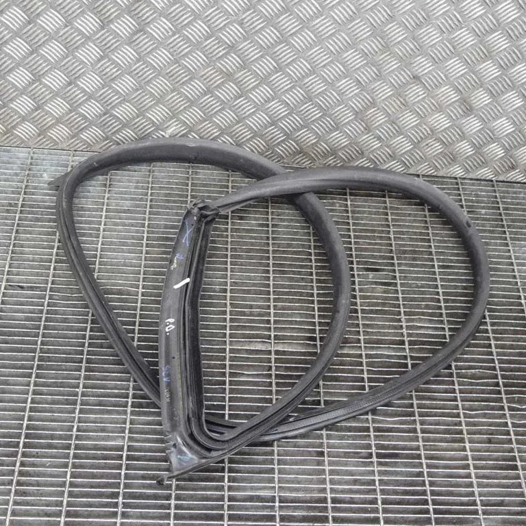 Rubber seal front door (on door) – right