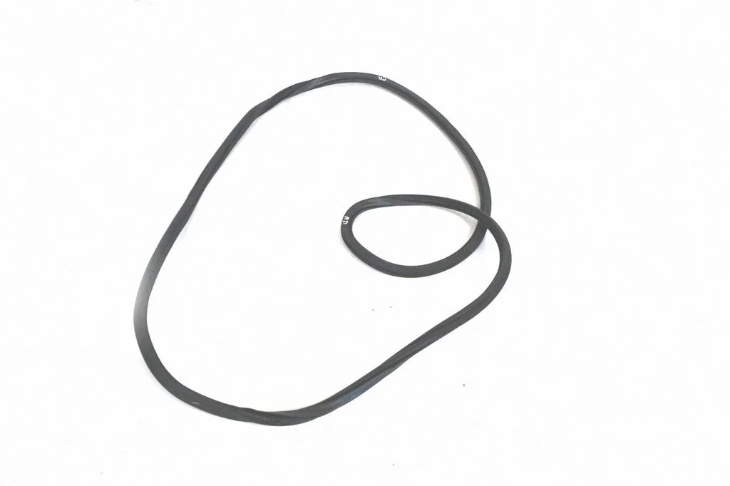 Priekšējā blīvgumija (uz durvīm) 8R0831721D