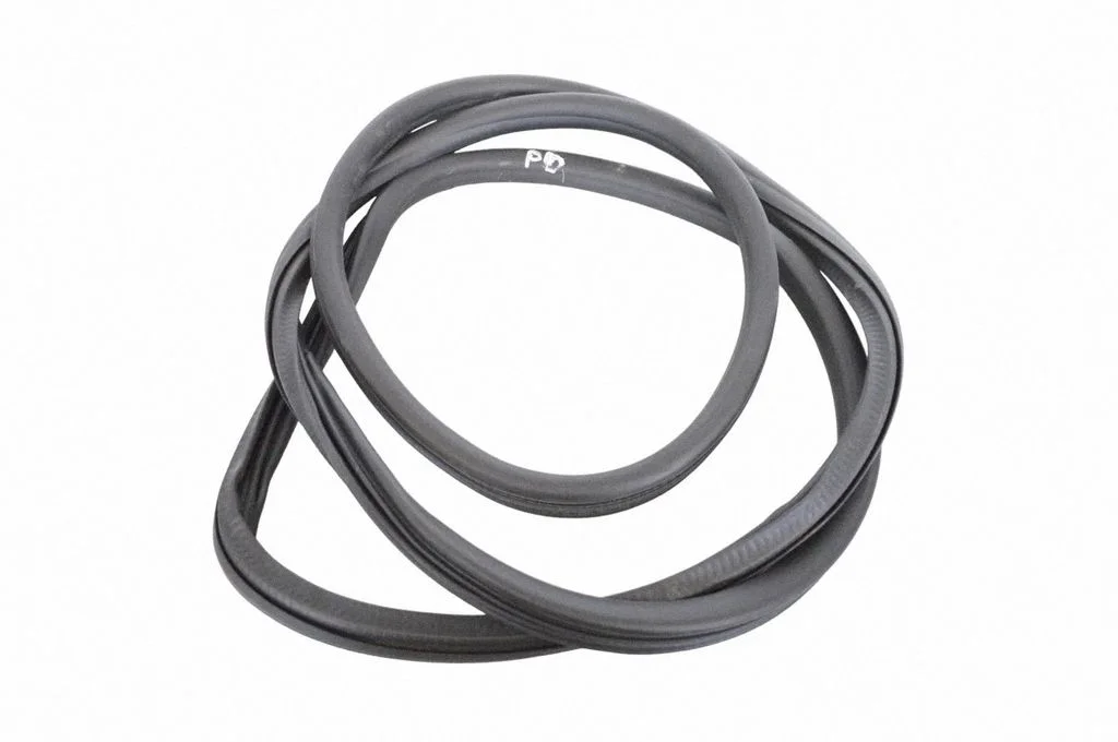Priekšējā blīvgumija (uz durvīm) 7P0867365H