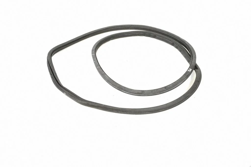 Priekšējā blīvgumija (uz durvīm) 7P0867365B