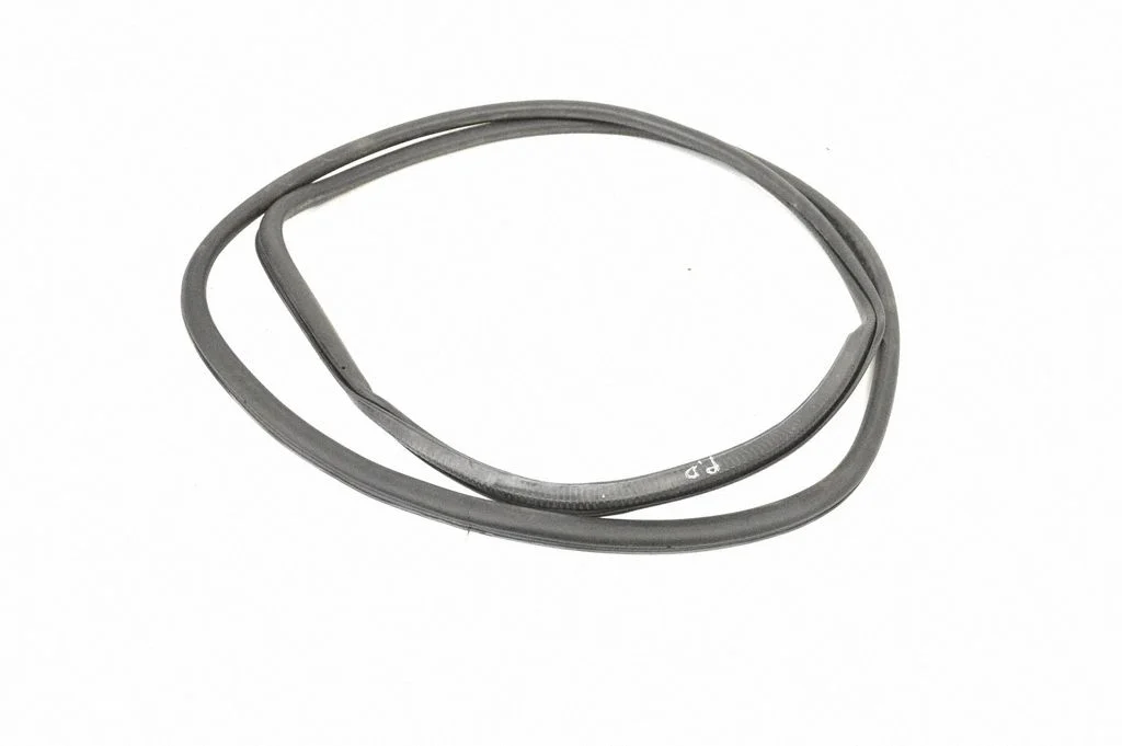 Priekšējā blīvgumija (uz durvīm) 7L0867365G