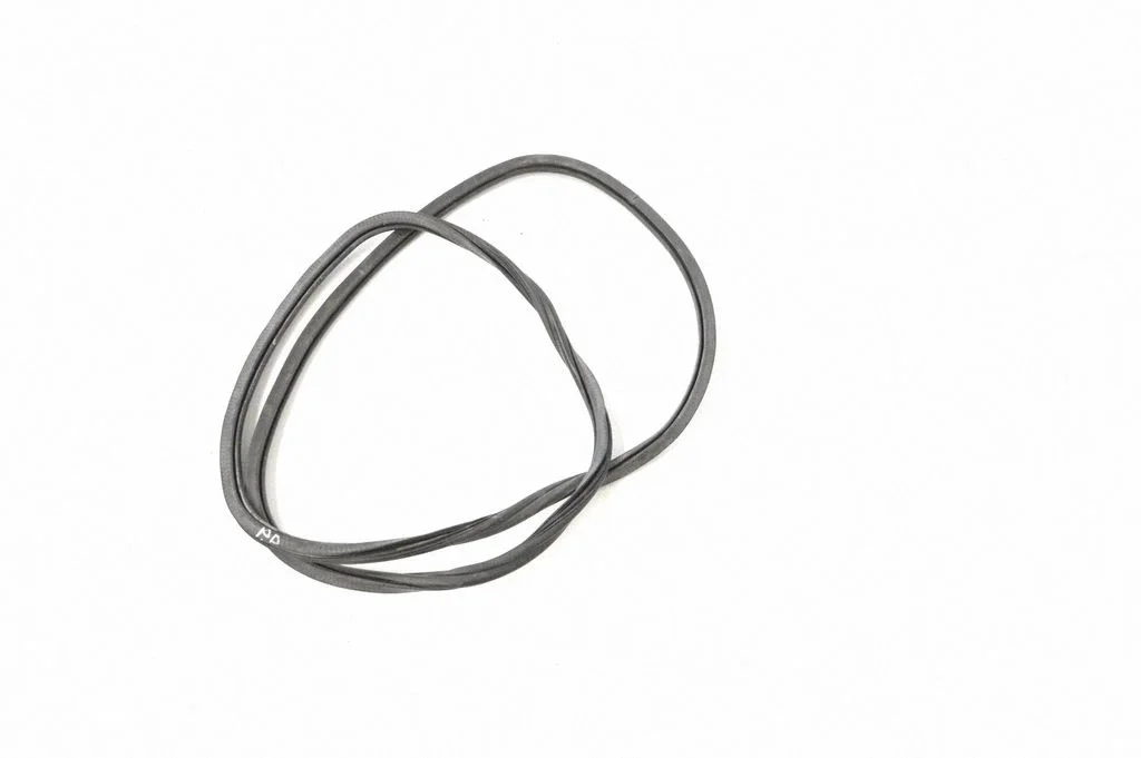 Priekšējā blīvgumija (uz durvīm) 8R0831721B