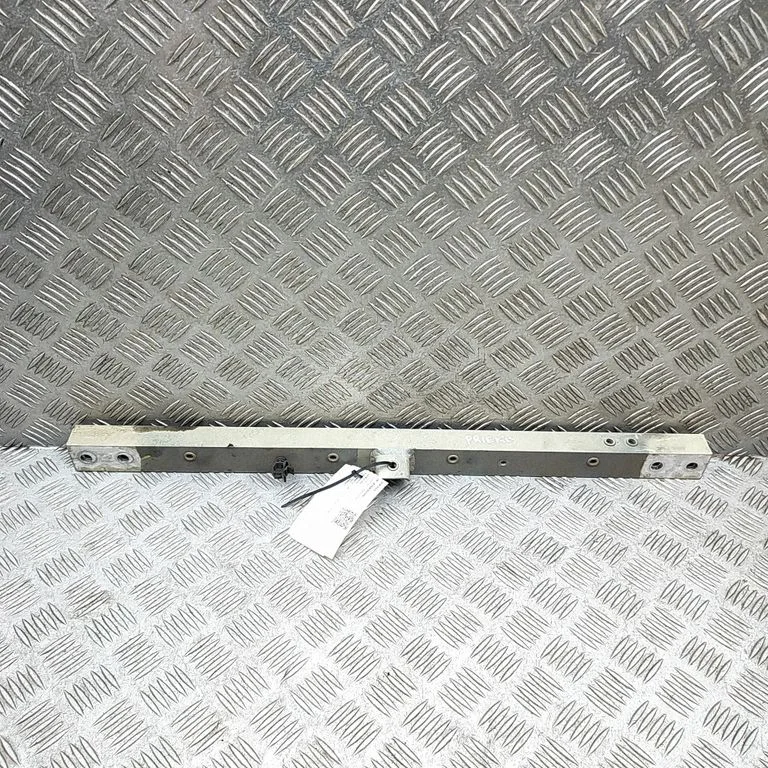 Radiatoru paneļa augšējā daļa 67275300