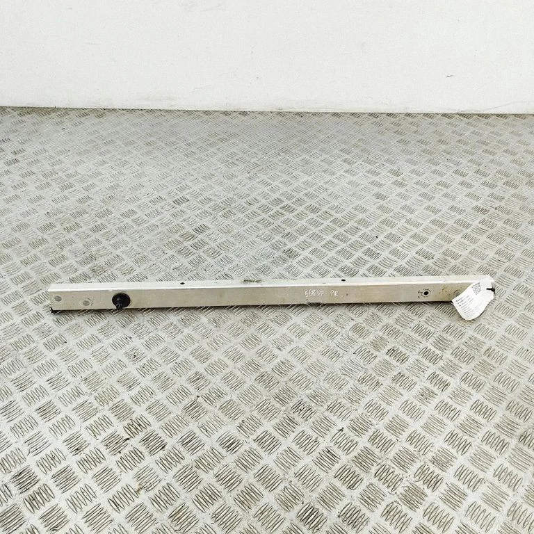 Radiatoru paneļa augšējā daļa 4M0802507