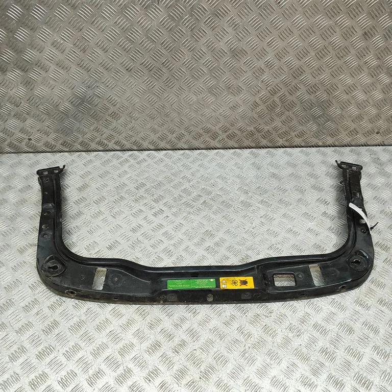 Radiatoru paneļa augšējā daļa 7147911