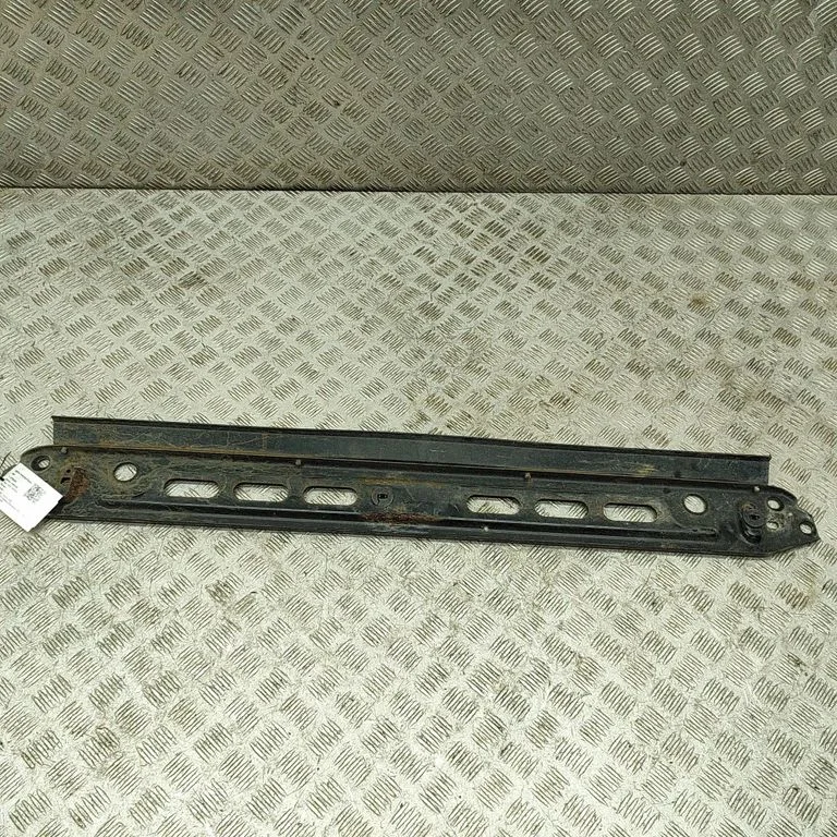 Radiatoru paneļa apakšējā daļa 31368100