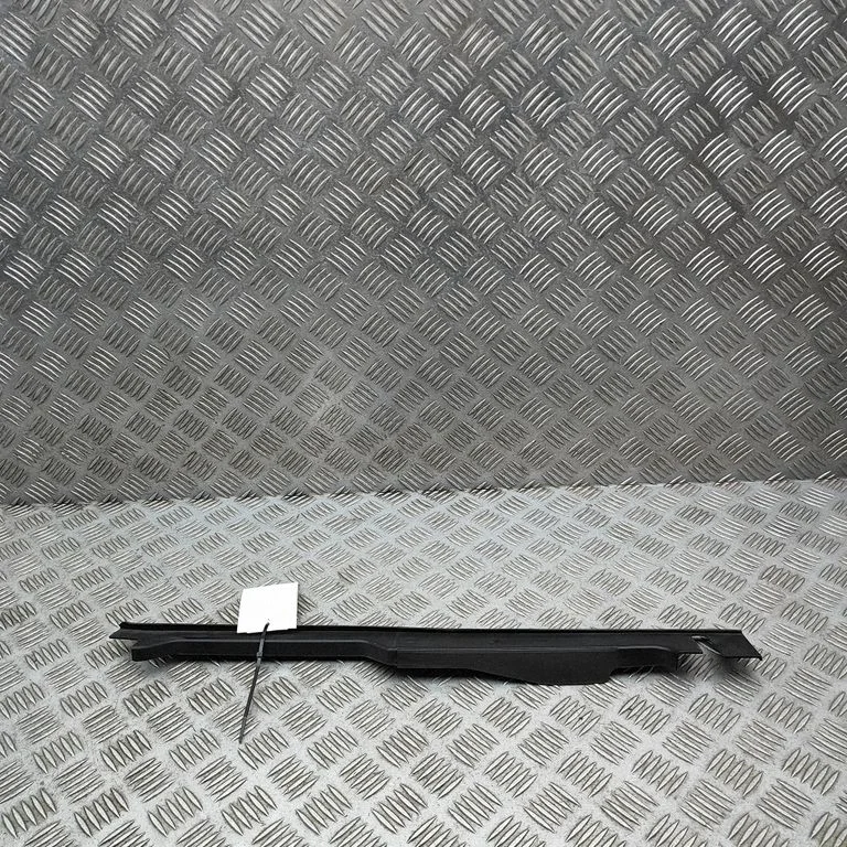 Spārna apdare (moldings) 8W6820581E