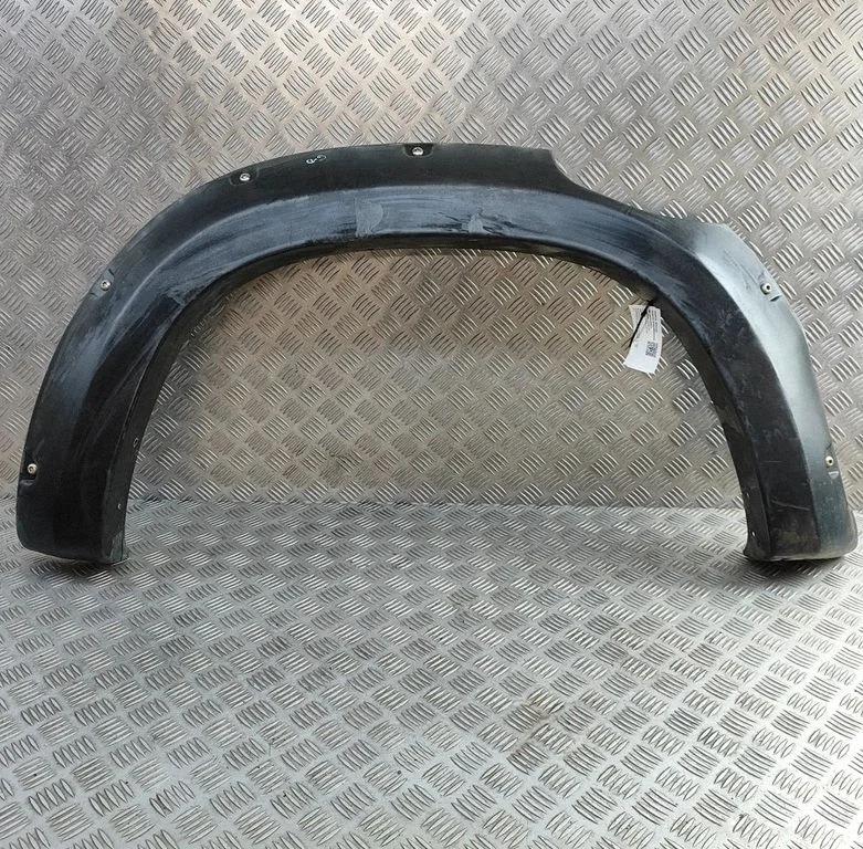 Spārna apdare (moldings) – aizmugurējā labā