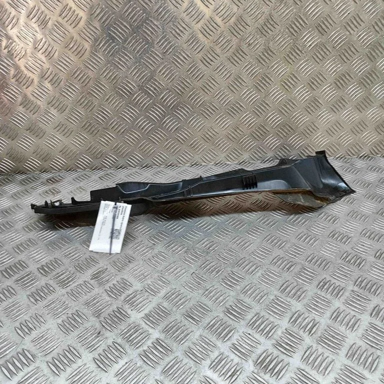Spārna apdare (moldings) 8W6821169E