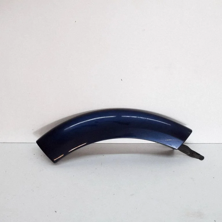 Spārna apdare (moldings) – aizmugurējā labā