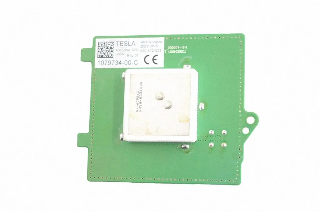 Antena (GPS antena) – Tesla Model Y (2020-)