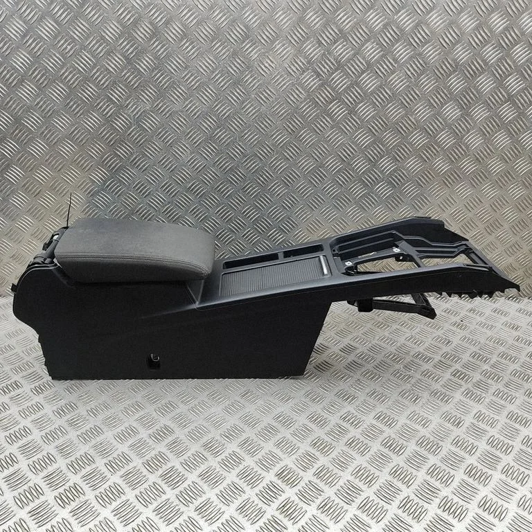 Cita centrālās konsoles (tuneļa) detaļa 3G0857100I